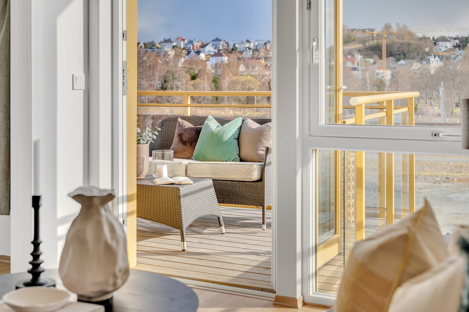 Romslig balkong hvor du har gode solforhold fra morgen til ettermiddag sommerstid